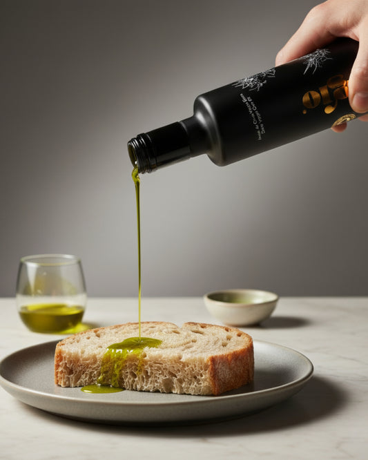 Aceite de oliva virgen extra Elogio Premium vertiéndose sobre una tostada de pan