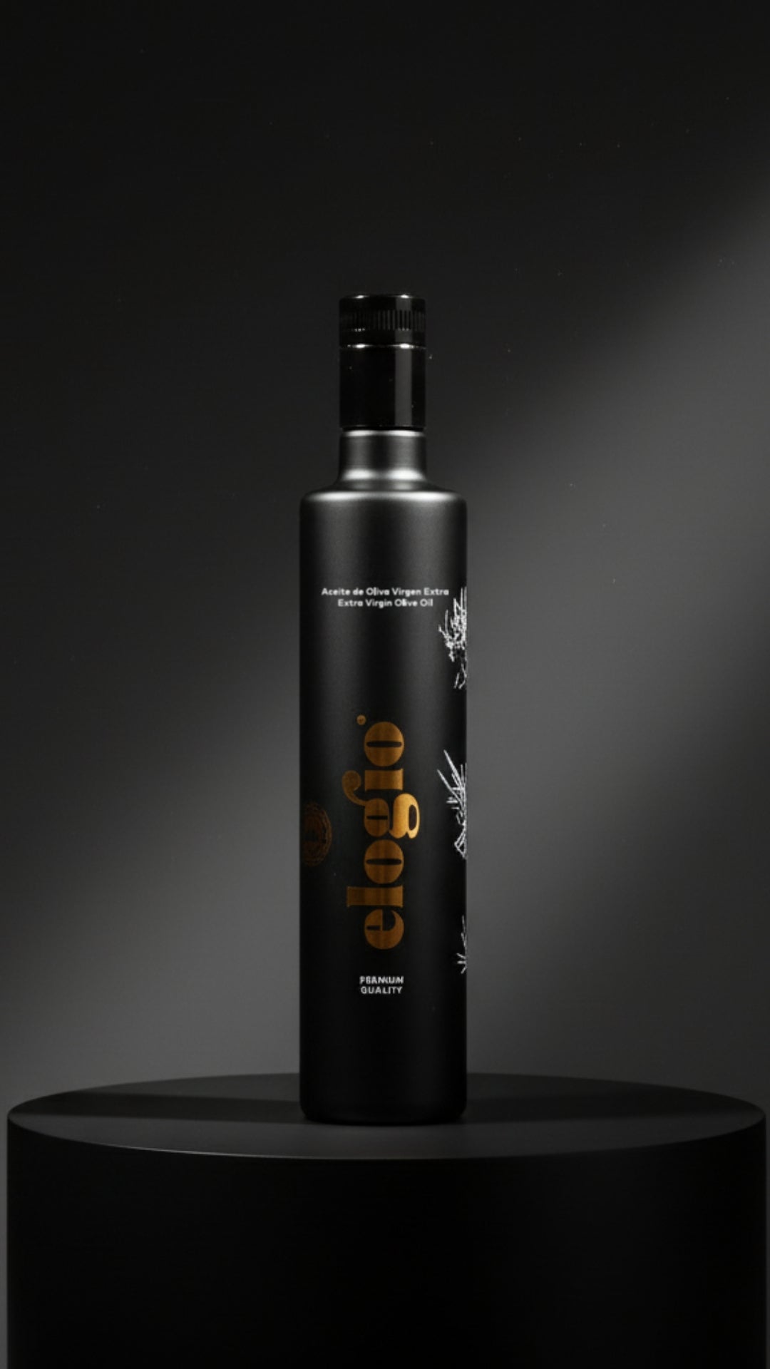 Botella de aceite de oliva virgen extra Elogio Premium 500 ml, Picual de Sierra de Cazorla, sobre fondo negro