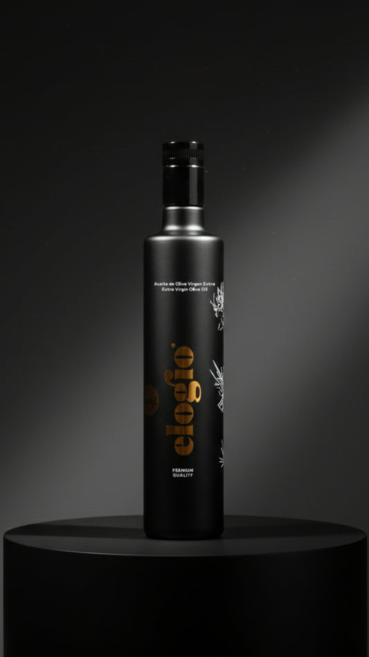 Botella de aceite de oliva virgen extra Elogio Premium 500 ml, Picual de Sierra de Cazorla, sobre fondo negro